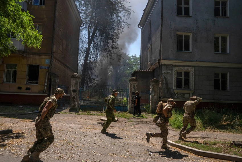 Lực lượng Ukraine bỏ chạy sau khi Nga pháo kích vào khu vực ở TP Kramatorsk. Ảnh: AP Lực lượng Ukraine bỏ chạy sau khi Nga pháo kích vào khu vực ở TP Kramatorsk. Ảnh: AP