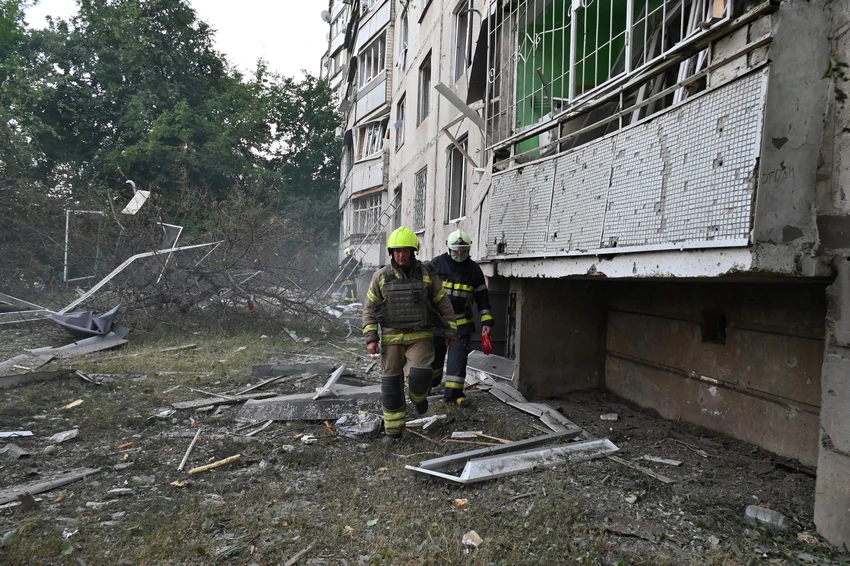 Tòa nhà ở tỉnh Kharkiv, Ukraine bị Nga pháo kích hôm 7-7. Ảnh: AFP Tòa nhà ở tỉnh Kharkiv, Ukraine bị Nga pháo kích hôm 7-7. Ảnh: AFP