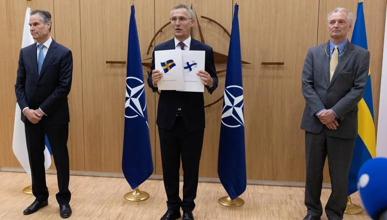 Đại sứ Phần Lan tại NATO Klaus Korhonen (trái) và Đại sứ Thụy Điển tại NATO Axel Wernhoff (phải) gửi đơn xin gia nhập khối cho Tổng thư ký NATO Jens Stoltenberg (giữa). Ảnh: NATO