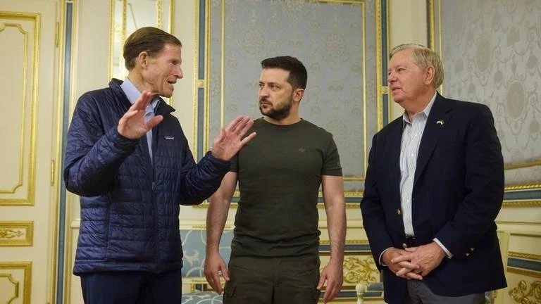 Thượng nghị sĩ Richard Blumenthal (trái) và Lindsey Graham (phải) gặp Tổng thống Ukraine - ông Volodymyr Zelensky. Ảnh: VĂN PHÒNG TỔNG THỐNG UKRAINE Thượng nghị sĩ Richard Blumenthal (trái) và Lindsey Graham (phải) gặp Tổng thống Ukraine - ông Volodymyr Zelensky. Ảnh: VĂN PHÒNG TỔNG THỐNG UKRAINE