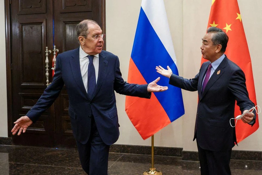 Ngoại trưởng Nga Sergei Lavrov gặp Bộ trưởng Ngoại giao Trung Quốc Vương Nghị hôm 7-7 tại Bali, Indonesia. Ảnh: REUTERS Ngoại trưởng Nga Sergei Lavrov gặp Bộ trưởng Ngoại giao Trung Quốc Vương Nghị hôm 7-7 tại Bali, Indonesia. Ảnh: REUTERS