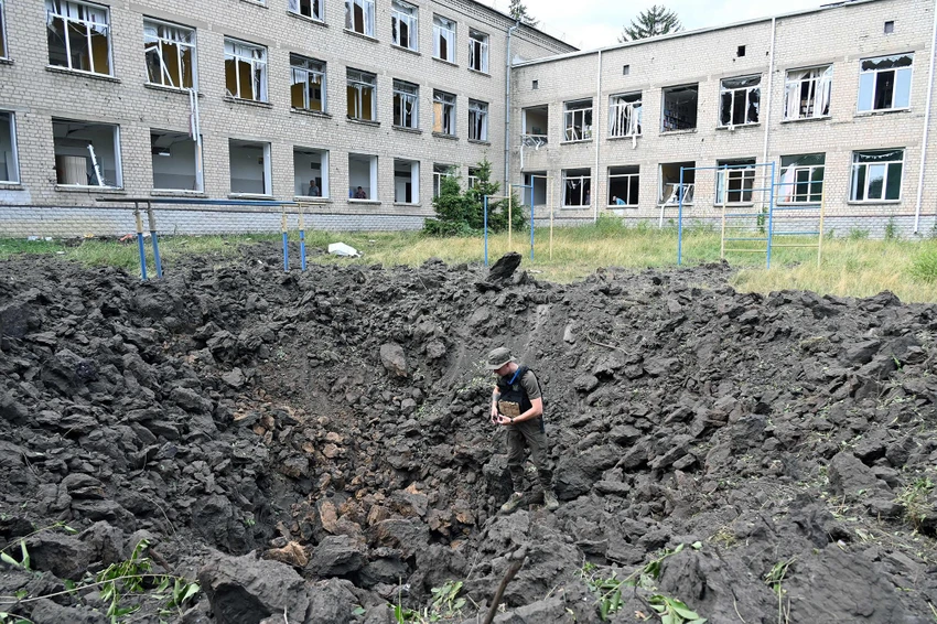 Bên ngoài một trường học ở tỉnh Kharkiv sau các cuộc giao tranh. Ảnh: AFP Bên ngoài một trường học ở tỉnh Kharkiv sau các cuộc giao tranh. Ảnh: AFP
