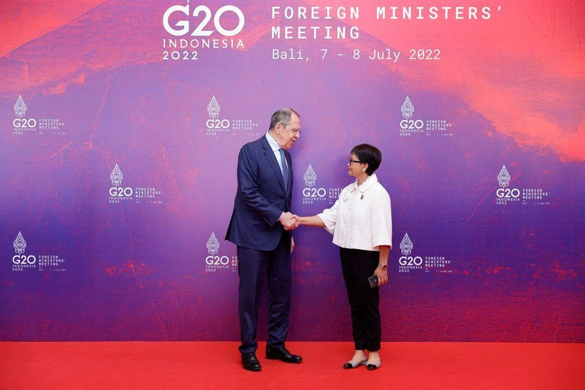 Ngoại trưởng Nga Sergei Lavrov gặp người đồng cấp Indonesia - bà Retno Marsudi tại Bali ngày 8-7. Ảnh: REUTERS. Ngoại trưởng Nga Sergei Lavrov gặp người đồng cấp Indonesia - bà Retno Marsudi tại Bali ngày 8-7. Ảnh: REUTERS.