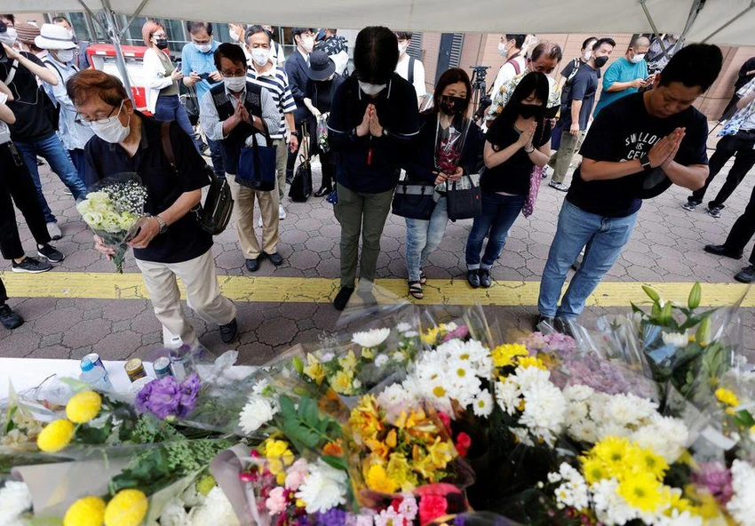 Người dân tưởng niệm ông Abe tại ga tàu Yamato-Saidaiji ở TP Nara, Nhật ngày 9-7. Ảnh: REUTERS Người dân tưởng niệm ông Abe tại ga tàu Yamato-Saidaiji ở TP Nara, Nhật ngày 9-7. Ảnh: REUTERS