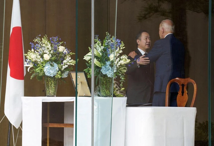 Tổng thống Biden chia buồn cùng Đại sứ Nhật tại Mỹ Tomita Koji. Ảnh: REUTERS Tổng thống Biden chia buồn cùng Đại sứ Nhật tại Mỹ Tomita Koji. Ảnh: REUTERS