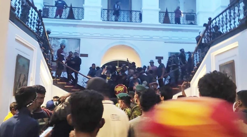 Người biểu tình Sri Lanka xông vào phủ tổng thống ở thủ đô Colombo ngày 9-7. Ảnh: TWITTER Người biểu tình Sri Lanka xông vào phủ tổng thống ở thủ đô Colombo ngày 9-7. Ảnh: TWITTER