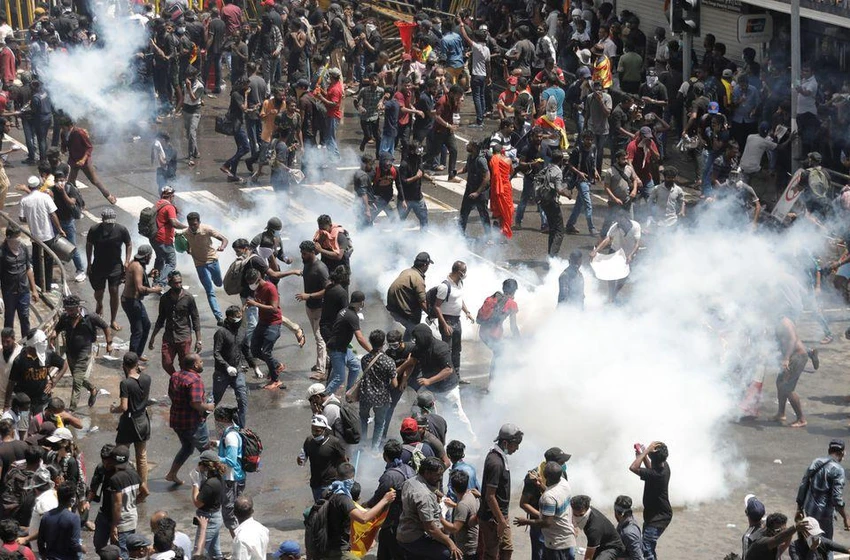 Người dân biểu tình bên ngoài phủ tổng thống Sri Lanka ở thủ đô Colombo ngày 9-7. Ảnh: REUTERS Người dân biểu tình bên ngoài phủ tổng thống Sri Lanka ở thủ đô Colombo ngày 9-7. Ảnh: REUTERS