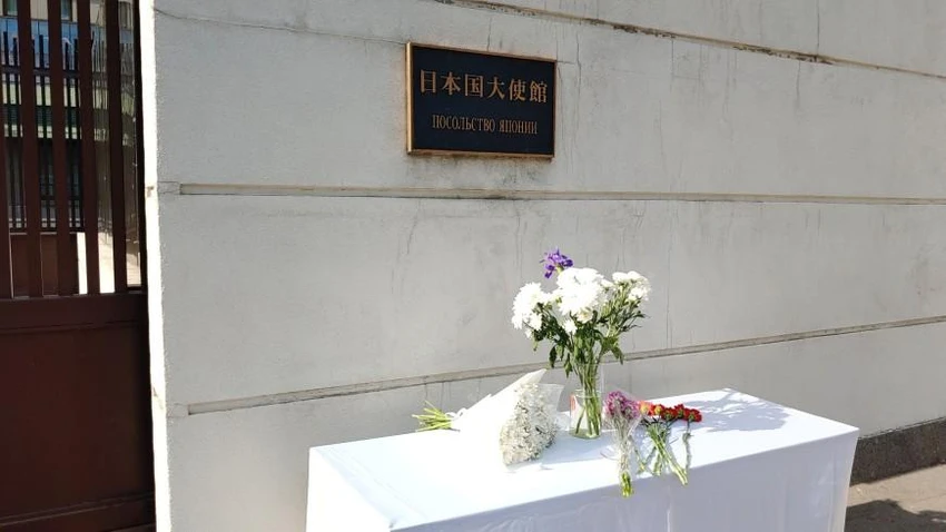 Người dân mang hoa đến Đại sứ quán Nhật ở thủ đô Moscow, Nga để tưởng niệm ông Abe. Ảnh: AGN MOSCOW Người dân mang hoa đến Đại sứ quán Nhật ở thủ đô Moscow, Nga để tưởng niệm ông Abe. Ảnh: AGN MOSCOW