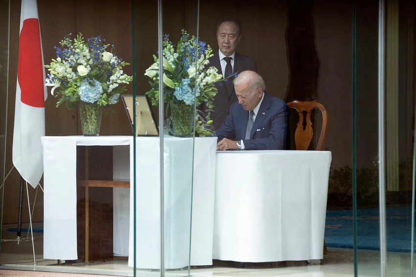 Tổng thống Mỹ Joe Biden viết sổ tang tưởng nhớ cựu Thủ tướng Nhật Shinzo Abe tại văn phòng Đại sứ Nhật ở thủ đô Washington vào ngày 8-7. Ảnh: REUTERS Tổng thống Mỹ Joe Biden viết sổ tang tưởng nhớ cựu Thủ tướng Nhật Shinzo Abe tại văn phòng Đại sứ Nhật ở thủ đô Washington vào ngày 8-7. Ảnh: REUTERS