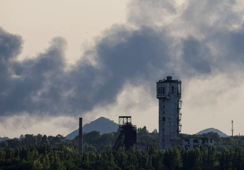 Khói bốc lên do giao tranh Nga - Ukraine ở tỉnh Donetsk ngày 6-7. Ảnh: REUTERS Khói bốc lên do giao tranh Nga - Ukraine ở tỉnh Donetsk ngày 6-7. Ảnh: REUTERS