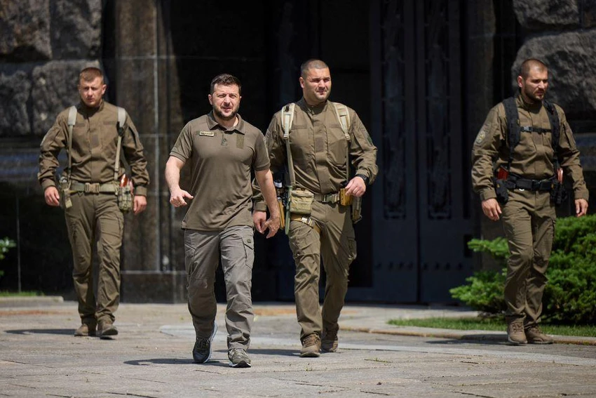 Tổng thống Ukraine - ông Volodymyr Zelensky đi tới địa điểm hội đàm với Thủ tướng Ireland - ông Micheal Martin ngày 6-7. Ảnh: REUTERS Tổng thống Ukraine - ông Volodymyr Zelensky đi tới địa điểm hội đàm với Thủ tướng Ireland - ông Micheal Martin ngày 6-7. Ảnh: REUTERS
