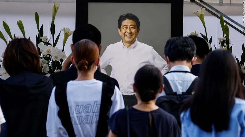 Người dân đặt hoa viếng cố Thủ tướng Shinzo Abe ở đền Zojoji - nơi sẽ diễn ra lễ cầu siêu cho ông. Ảnh: REUTERS Người dân đặt hoa viếng cố Thủ tướng Shinzo Abe ở đền Zojoji - nơi sẽ diễn ra lễ cầu siêu cho ông. Ảnh: REUTERS