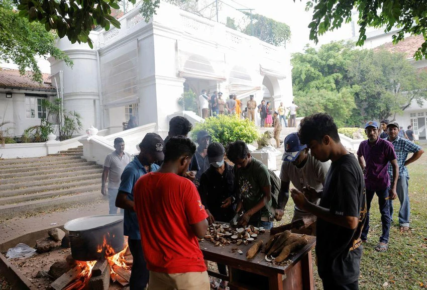 Người dân nấu đồ ăn trong sân của dinh thủ tướng Sri Lanka ngày 10-7. Ảnh: REUTERS Người dân nấu đồ ăn trong sân của dinh thủ tướng Sri Lanka ngày 10-7. Ảnh: REUTERS