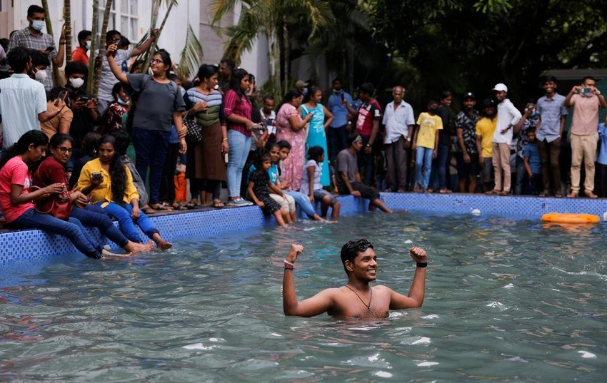 Người dân sử dụng hồ bơi trong phủ tổng thống Sri Lanka ngày 10-7 sau khi xông vào phủ hôm 9-7. Ảnh: REUTERS Người dân sử dụng hồ bơi trong phủ tổng thống Sri Lanka ngày 10-7 sau khi xông vào phủ hôm 9-7. Ảnh: REUTERS