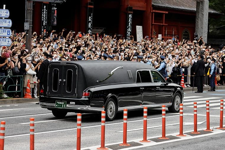 Rất đông người dân đứng trên đường để tiễn biệt cố Thủ tướng Abe. Ảnh: REUTERS Rất đông người dân đứng trên đường để tiễn biệt cố Thủ tướng Abe. Ảnh: REUTERS