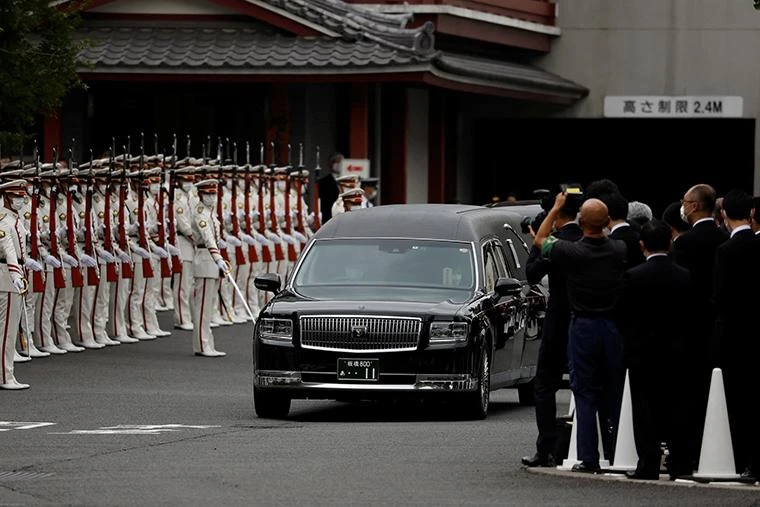 Xe chở linh cữu cố Thủ tướng Abe rời đền Zojoji đến nơi hỏa táng. Ảnh: REUTERS Xe chở linh cữu cố Thủ tướng Abe rời đền Zojoji đến nơi hỏa táng. Ảnh: REUTERS