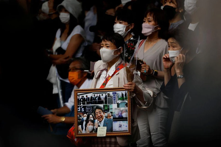 Người dân đứng trên đường chờ xe chở linh cữu ông Abe đi qua. Ảnh: REUTERS Người dân đứng trên đường chờ xe chở linh cữu ông Abe đi qua. Ảnh: REUTERS