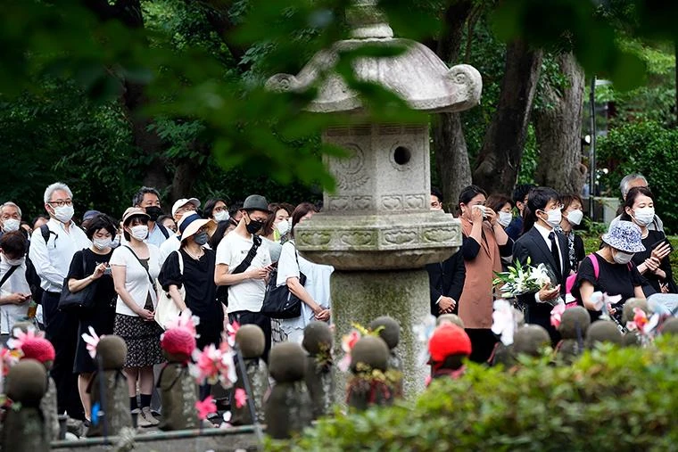 Người dân xếp hàng cầu nguyện cho cố Thủ tướng Shinzo Abe ở ngoài đền Zojoji ngày 12-7. Ảnh: AP Người dân xếp hàng cầu nguyện cho cố Thủ tướng Shinzo Abe ở ngoài đền Zojoji ngày 12-7. Ảnh: AP