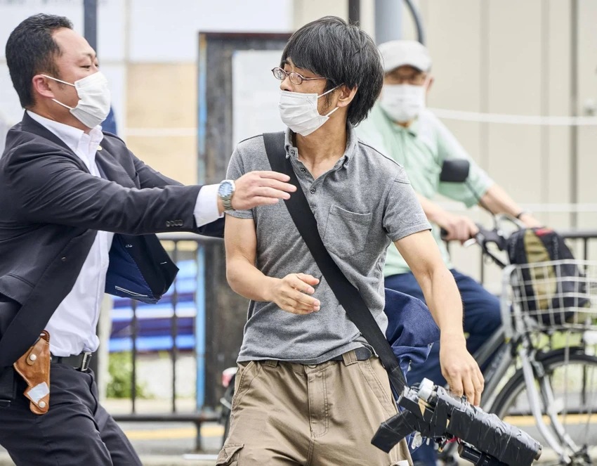 Nghi phạm Tetsuya Yamagami (phải) quăng khẩu súng tự chế ngay sau khi bắn cựu Thủ tướng Shinzo Abe và bị cảnh sát bắt hôm 8-7. Ảnh: KYODO NEWS Nghi phạm Tetsuya Yamagami (phải) quăng khẩu súng tự chế ngay sau khi bắn cựu Thủ tướng Shinzo Abe và bị cảnh sát bắt hôm 8-7. Ảnh: KYODO NEWS