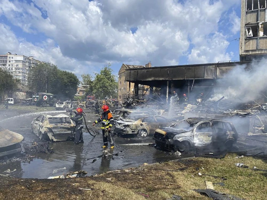 Lính cứu hỏa dập lửa ở một khu vực ở TP Vinnytsia do Nga pháo kích ngày 14-7. Ảnh: AP Lính cứu hỏa dập lửa ở một khu vực ở TP Vinnytsia do Nga pháo kích ngày 14-7. Ảnh: AP