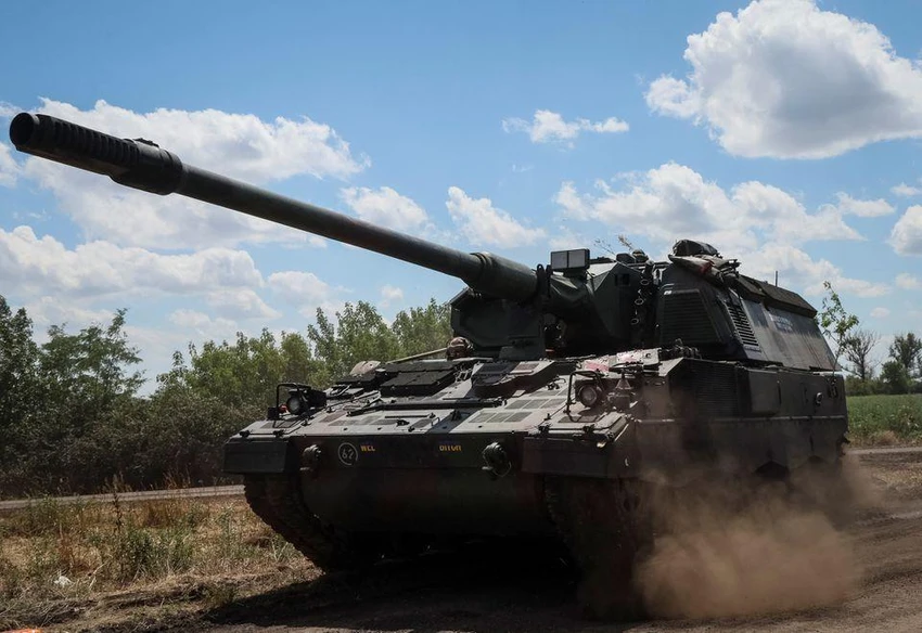 Lực lương Ukraine lái pháo tự hành Panzerhaubitze 2000 do Đức viện trợ ở chiến trường Donbass, miền đông Ukraine ngày 12-7. Ảnh: REUTERS Lực lương Ukraine lái pháo tự hành Panzerhaubitze 2000 do Đức viện trợ ở chiến trường Donbass, miền đông Ukraine ngày 12-7. Ảnh: REUTERS