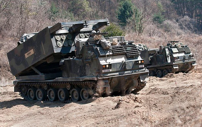 Hệ thống tên lửa phóng loạt tầm xa (MLRS) M270. Ảnh: WIKIPEDIA Hệ thống tên lửa phóng loạt tầm xa (MLRS) M270. Ảnh: WIKIPEDIA