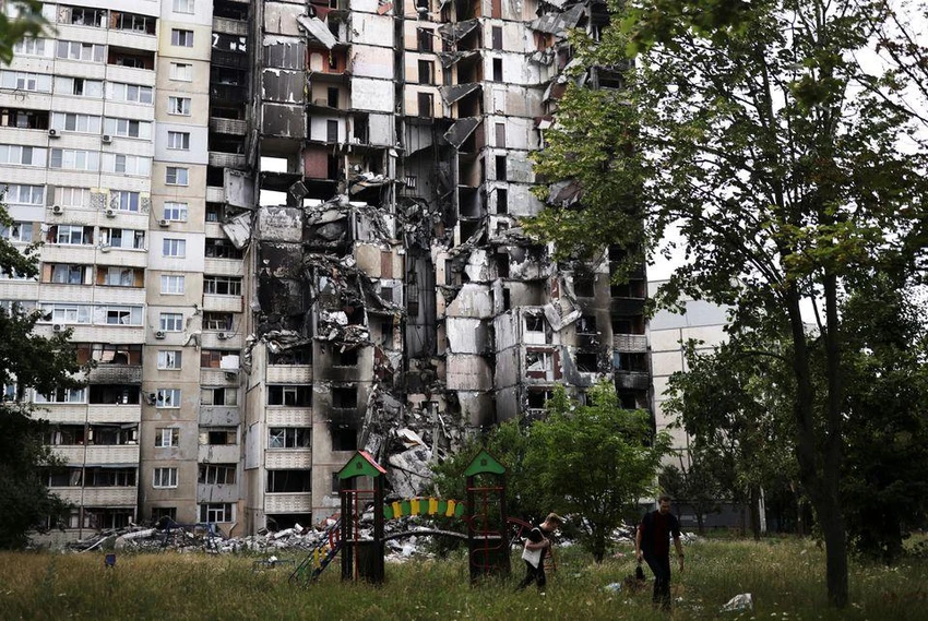 Khu dân cư ở TP Saltivka, tỉnh Kharkiv bị hư hại trong cuộc giao tranh ngày 13-7. Ảnh: REUTERS Khu dân cư ở TP Saltivka, tỉnh Kharkiv bị hư hại trong cuộc giao tranh ngày 13-7. Ảnh: REUTERS