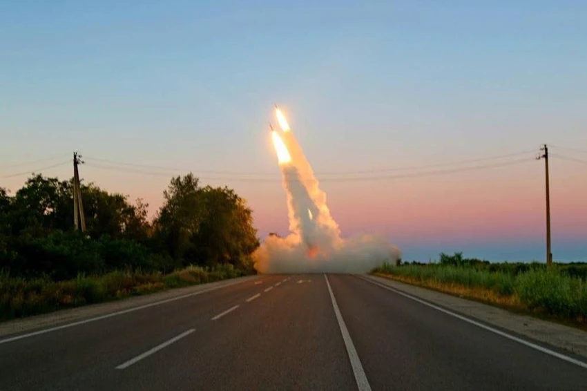 Lực lượng Ukraine sử dụng tên lửa phóng loạt cơ động cao HIMARS do Mỹ gửi. Ảnh: TWITTER Lực lượng Ukraine sử dụng tên lửa phóng loạt cơ động cao HIMARS do Mỹ gửi. Ảnh: TWITTER