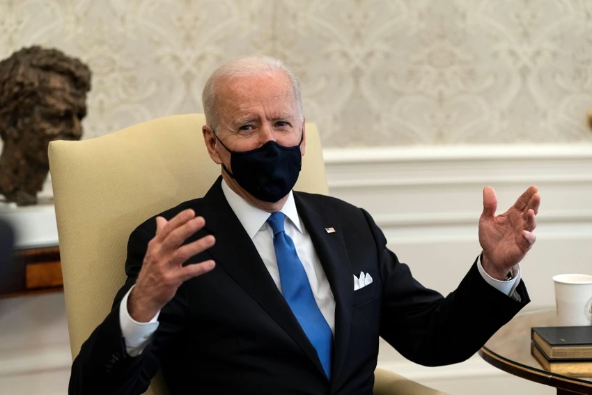 Tổng thống Mỹ Joe Biden đeo khẩu trang trong phòng Bầu Dục ở Nhà Trắng hồi năm 2021. Ảnh: REUTERS Tổng thống Mỹ Joe Biden đeo khẩu trang trong phòng Bầu Dục ở Nhà Trắng hồi năm 2021. Ảnh: REUTERS