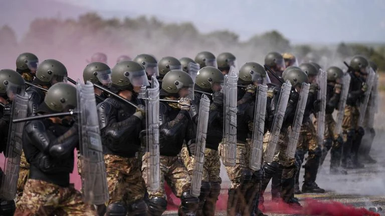 Lực lượng KFOR tham gia một cuộc tập trận kiểm soát bạo loạn. Ảnh: AFP Lực lượng KFOR tham gia một cuộc tập trận kiểm soát bạo loạn. Ảnh: AFP
