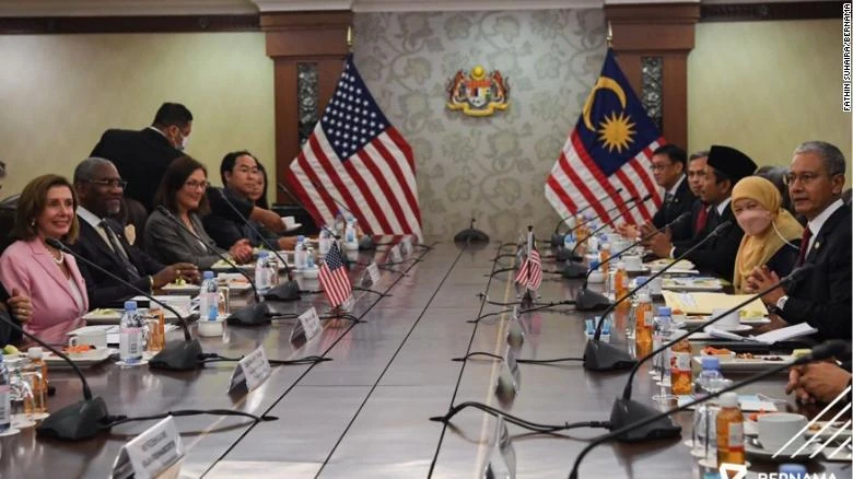 Chủ tịch Hạ viện Mỹ Nancy Pelosi (trái) gặp các quan chức chính phủ Malaysia tại Kuala Lumpur ngày 2-8. Ảnh: BERNAMA Chủ tịch Hạ viện Mỹ Nancy Pelosi (trái) gặp các quan chức chính phủ Malaysia tại Kuala Lumpur ngày 2-8. Ảnh: BERNAMA