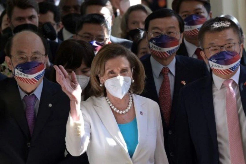 Chủ tịch Hạ viện Mỹ Nancy Pelosi đến cơ quan lập pháp Đài Loan ngày 3-8. Ảnh: AFP