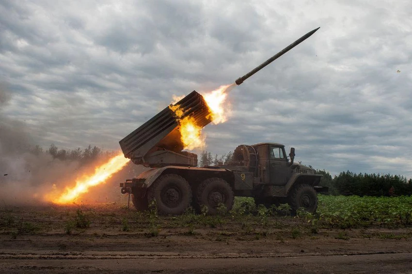 Lực lượng Ukraine khai hỏa pháo phản lực bắn loạt BM21 Grad tại một chiến tuyến ở tỉnh Kharkiv. Ảnh: REUTERS Lực lượng Ukraine khai hỏa pháo phản lực bắn loạt BM21 Grad tại một chiến tuyến ở tỉnh Kharkiv. Ảnh: REUTERS