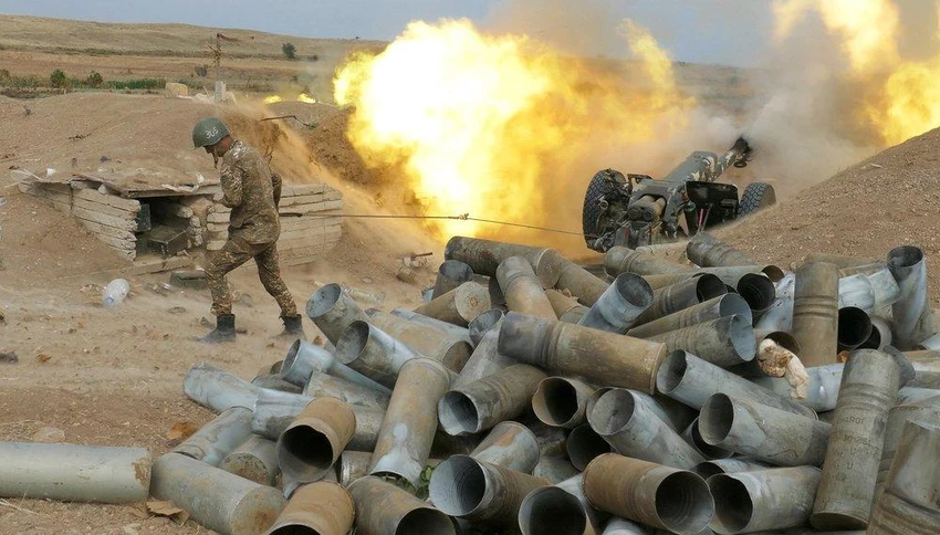Lính Armenian nã pháo vào lực lượng Azerbaijan ở Nagorno-Karabakh vào năm 2020. Ảnh: AP Lính Armenian nã pháo vào lực lượng Azerbaijan ở Nagorno-Karabakh vào năm 2020. Ảnh: AP