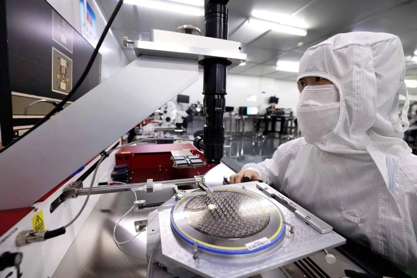 Một kỹ thuật viên đang kiểm tra chip tại một công ty công nghệ ở Trung Quốc. Ảnh: CHINA DAILY Một kỹ thuật viên đang kiểm tra chip tại một công ty công nghệ ở Trung Quốc. Ảnh: CHINA DAILY