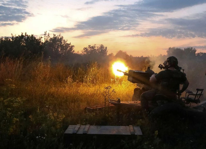 Lính Ukraine dùng pháo phòng không ZU-23-2 ở tỉnh Kharkiv vào ngày 10-8. Ảnh: REUTERS Lính Ukraine dùng pháo phòng không ZU-23-2 ở tỉnh Kharkiv vào ngày 10-8. Ảnh: REUTERS