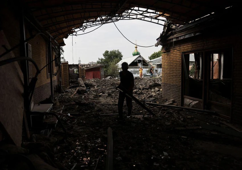 Khu vực nhà dân ở TP Kramatorsk, tỉnh Donetsk bị pháo kích vào ngày 12-8. Ảnh: REUTERS