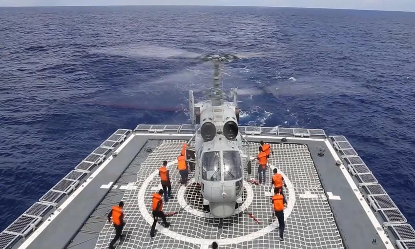 Trực thăng chống ngầm Ka-28 của quân đội TQ trên boong tàu khu trục trang bị tên lửa dẫn đường Type 052C Trường Xuân vào ngày 8-8 khi các cuộc tập trận quanh Đài Loan đang diễn ra. Ảnh: XIN HUA Trực thăng chống ngầm Ka-28 của quân đội TQ trên boong tàu khu trục trang bị tên lửa dẫn đường Type 052C Trường Xuân vào ngày 8-8 khi các cuộc tập trận quanh Đài Loan đang diễn ra. Ảnh: XIN HUA