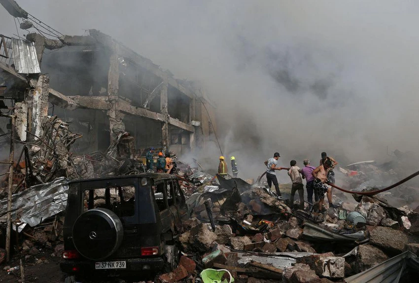 Nhiều công trình lân cận bị sập sau khi kho chứa pháo hoa phát nổ. Ảnh: REUTERS Nhiều công trình lân cận bị sập sau khi kho chứa pháo hoa phát nổ. Ảnh: REUTERS