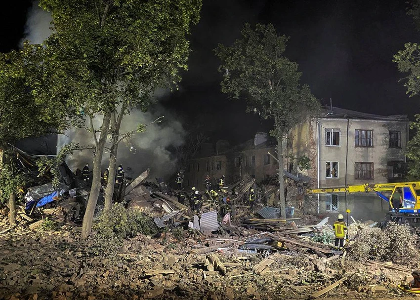 Nga pháo kích vào một khu dân cư ở tỉnh Kharkiv, Ukraine ngày 17-8. Ảnh: REUTERS