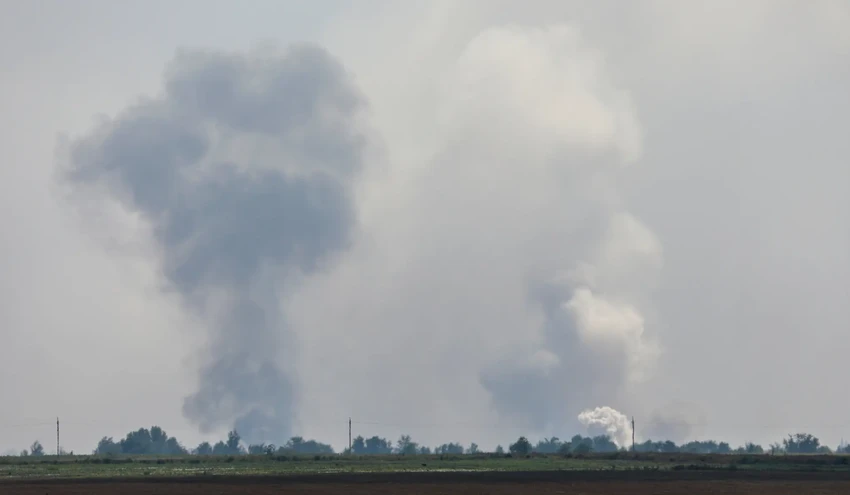 Nổ kho đạn ở bán đảo gần làng Mayskoye, quận Dzhankoi, Crimea vào ngày 16-8. Ảnh: REUTERS