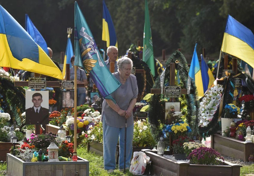 Người mẹ Ukraine thương tiếc con đã mất trong khi tham chiến trong chiến dịch quân sự. Ảnh: REUTERS Người mẹ Ukraine thương tiếc con đã mất trong khi tham chiến trong chiến dịch quân sự. Ảnh: REUTERS