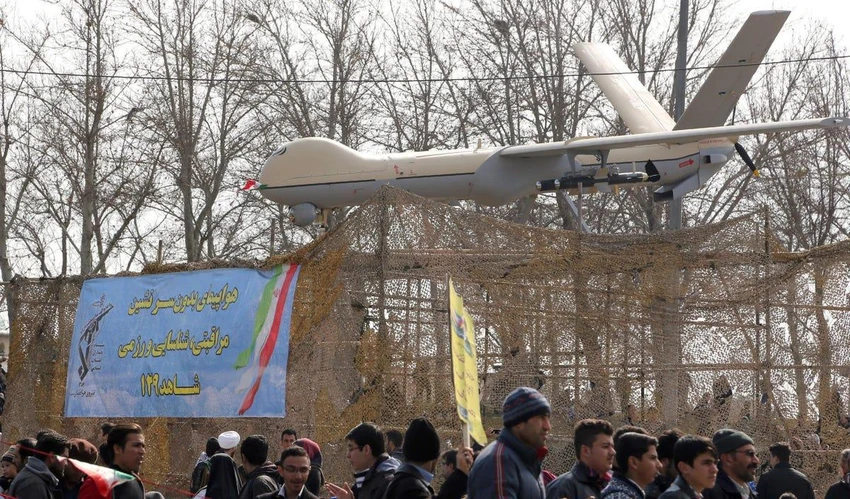 Người dân đi dưới UAV Shahed-129 trong lễ kỷ niệm 37 năm ngày cách mạng Hồi giáo vào ngày 11-2-2016. Ảnh: AFP