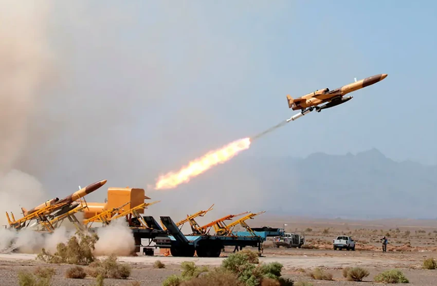 Bức ảnh do quân đội Iran đăng tải hôm 25-8 chụp lại cảnh UAV được phóng đi trong cuộc diễn tập quân sự. Ảnh: AP Bức ảnh do quân đội Iran đăng tải hôm 25-8 chụp lại cảnh UAV được phóng đi trong cuộc diễn tập quân sự. Ảnh: AP