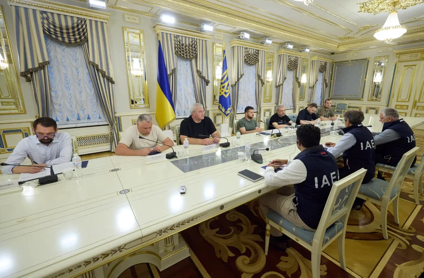 Tổng Giám đốc IAEA Rafael Mariano Grossi gặp Tổng thống Volodymyr Zelensky tại Kiev. Ảnh: REUTERS Tổng Giám đốc IAEA Rafael Mariano Grossi gặp Tổng thống Volodymyr Zelensky tại Kiev. Ảnh: REUTERS