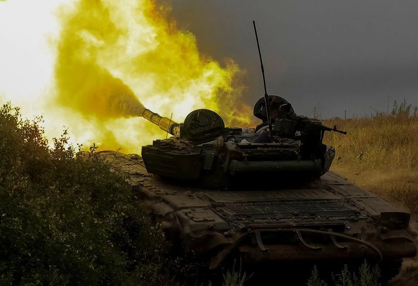 Xe tăng Ukraine khai hỏa ở tỉnh Donetsk ngày 12-8. Ảnh: REUTERS Xe tăng Ukraine khai hỏa ở tỉnh Donetsk ngày 12-8. Ảnh: REUTERS