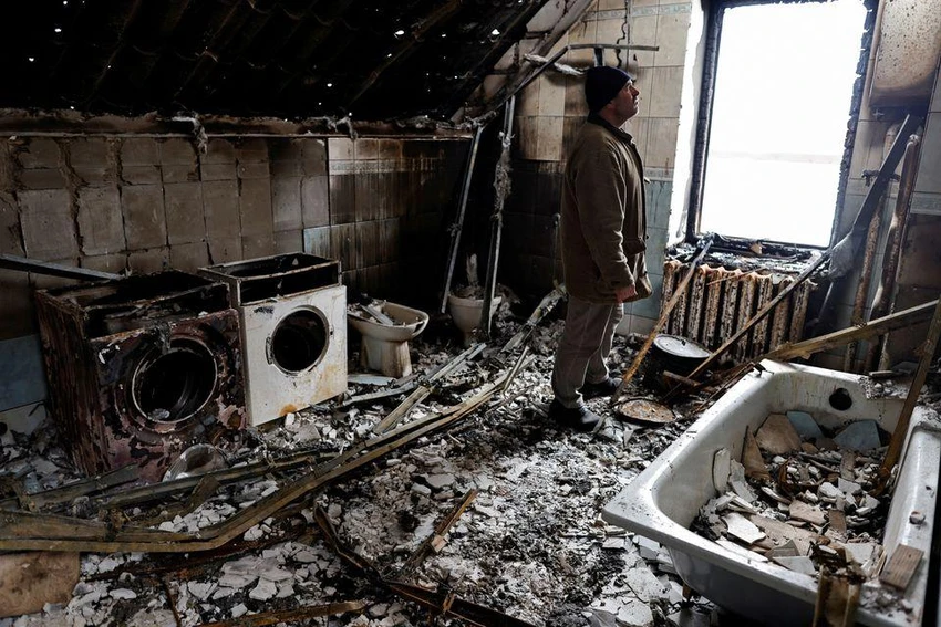 Một người dân đứng trong căn nhà bị pháo kích ở tỉnh Kiev hồi tháng 4. Ảnh: REUTERS Một người dân đứng trong căn nhà bị pháo kích ở tỉnh Kiev hồi tháng 4. Ảnh: REUTERS