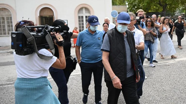 Hai cha con ông Lionel và ông Carnot Guedj đến tòa án ở thành phố Marseille (Pháp) vào ngày 8-9. Ảnh: AFP Hai cha con ông Lionel và ông Carnot Guedj đến tòa án ở thành phố Marseille (Pháp) vào ngày 8-9. Ảnh: AFP