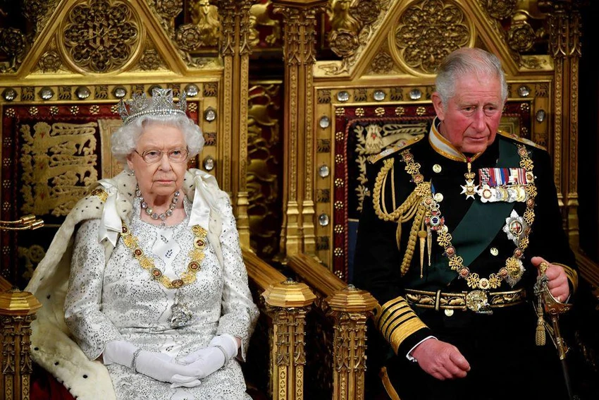Nữ hoàng Anh Elizabeth và Thái tử Charles trong Lễ khai mạc Quốc hội ở London, Anh ngày 14-10-2019. Ảnh: REUTERS
