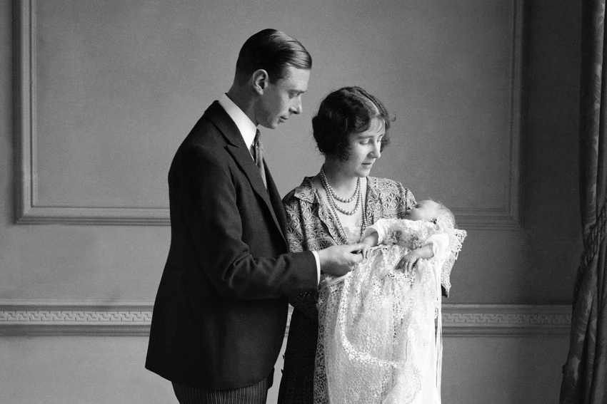 Công chúa Elizabeth sinh ngày 21-4-1926 tại London (Anh). Trong ảnh là cha mẹ của công chúa (sau này là Vua George VI và Nữ hoàng Elizabeth). Ảnh CNN